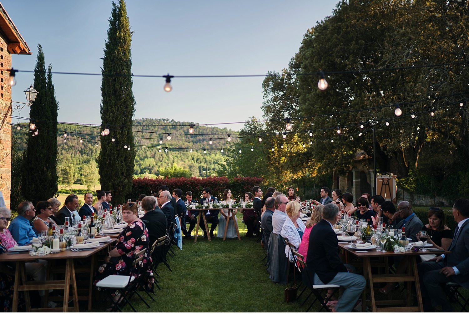  Elegante matrimonio in Toscana nel giardino di una villa Cini ad Arezzo - Immortalate il vostro giorno speciale con questa splendida foto di un matrimonio incantevole in una delle più belle ville toscane. La cerimonia nel giardino sottolinea l'atmos