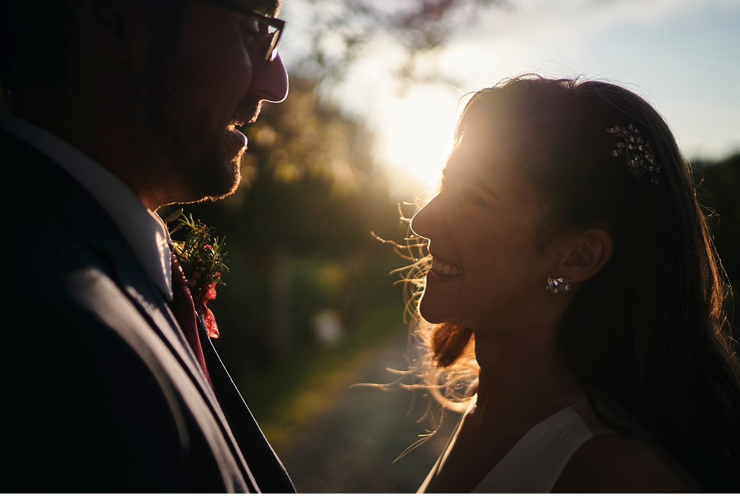  Elegante matrimonio in Toscana nel giardino di una villa Cini ad Arezzo - Immortalate il vostro giorno speciale con questa splendida foto di un matrimonio incantevole in una delle più belle ville toscane. La cerimonia nel giardino sottolinea l'atmos