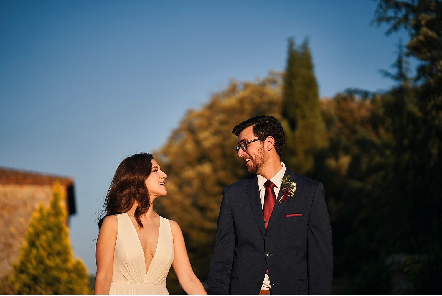  Elegante matrimonio in Toscana nel giardino di una villa Cini ad Arezzo - Immortalate il vostro giorno speciale con questa splendida foto di un matrimonio incantevole in una delle più belle ville toscane. La cerimonia nel giardino sottolinea l'atmos