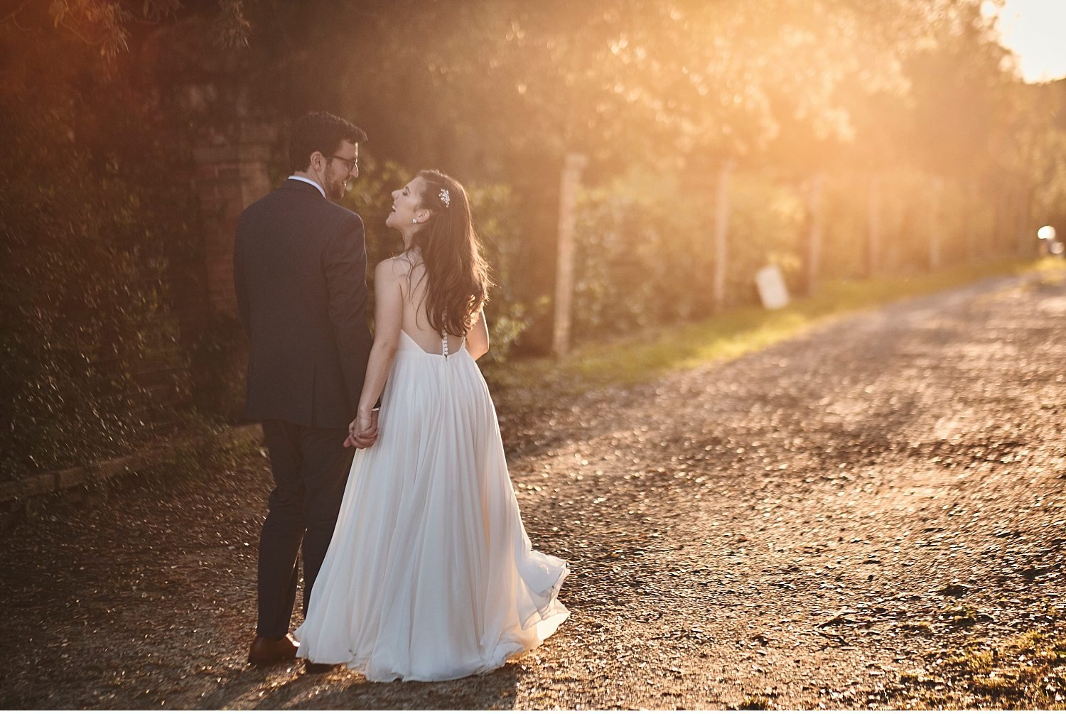  Elegante matrimonio in Toscana nel giardino di una villa Cini ad Arezzo - Immortalate il vostro giorno speciale con questa splendida foto di un matrimonio incantevole in una delle più belle ville toscane. La cerimonia nel giardino sottolinea l'atmos