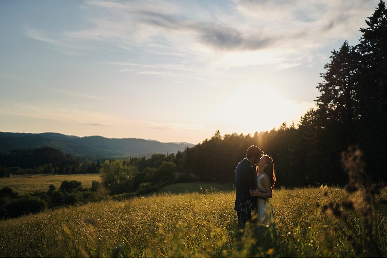  Elegante matrimonio in Toscana nel giardino di una villa Cini ad Arezzo - Immortalate il vostro giorno speciale con questa splendida foto di un matrimonio incantevole in una delle più belle ville toscane. La cerimonia nel giardino sottolinea l'atmos