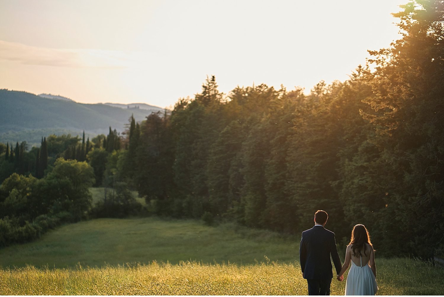  Elegante matrimonio in Toscana nel giardino di una villa Cini ad Arezzo - Immortalate il vostro giorno speciale con questa splendida foto di un matrimonio incantevole in una delle più belle ville toscane. La cerimonia nel giardino sottolinea l'atmos