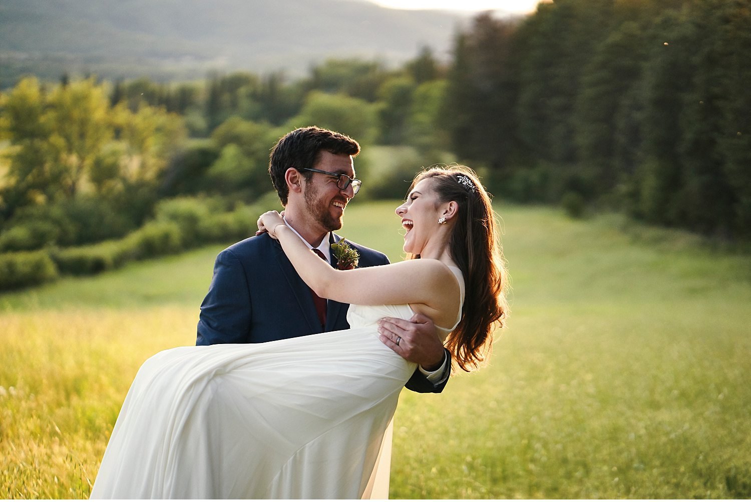  Elegante matrimonio in Toscana nel giardino di una villa Cini ad Arezzo - Immortalate il vostro giorno speciale con questa splendida foto di un matrimonio incantevole in una delle più belle ville toscane. La cerimonia nel giardino sottolinea l'atmos