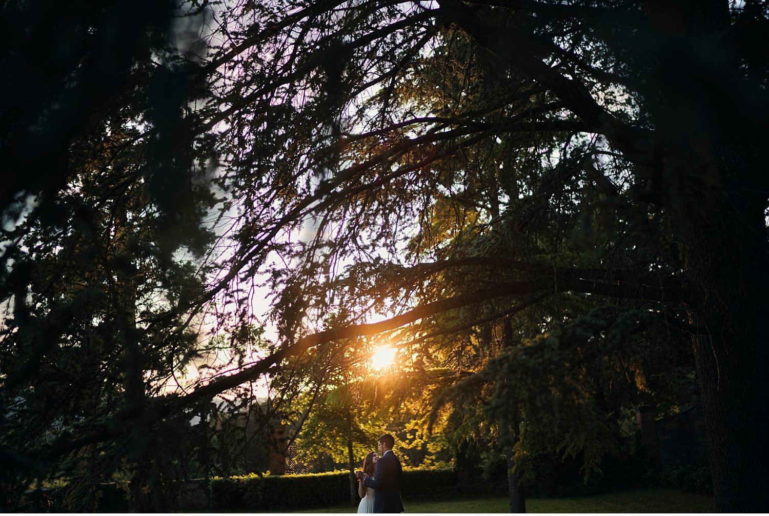  Elegante matrimonio in Toscana nel giardino di una villa Cini ad Arezzo - Immortalate il vostro giorno speciale con questa splendida foto di un matrimonio incantevole in una delle più belle ville toscane. La cerimonia nel giardino sottolinea l'atmos