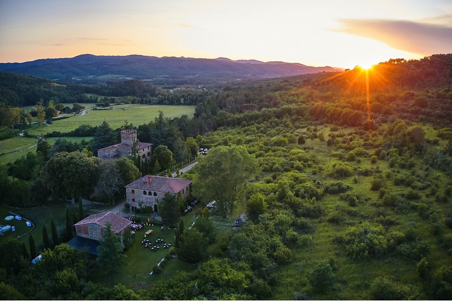  Elegante matrimonio in Toscana nel giardino di una villa Cini ad Arezzo - Immortalate il vostro giorno speciale con questa splendida foto di un matrimonio incantevole in una delle più belle ville toscane. La cerimonia nel giardino sottolinea l'atmos