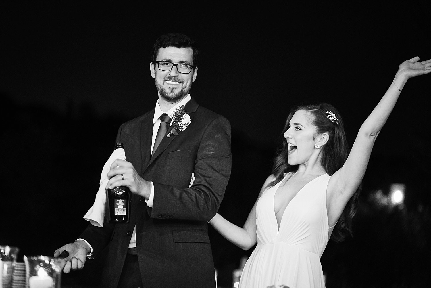  Elegante matrimonio in Toscana nel giardino di una villa Cini ad Arezzo - Immortalate il vostro giorno speciale con questa splendida foto di un matrimonio incantevole in una delle più belle ville toscane. La cerimonia nel giardino sottolinea l'atmos