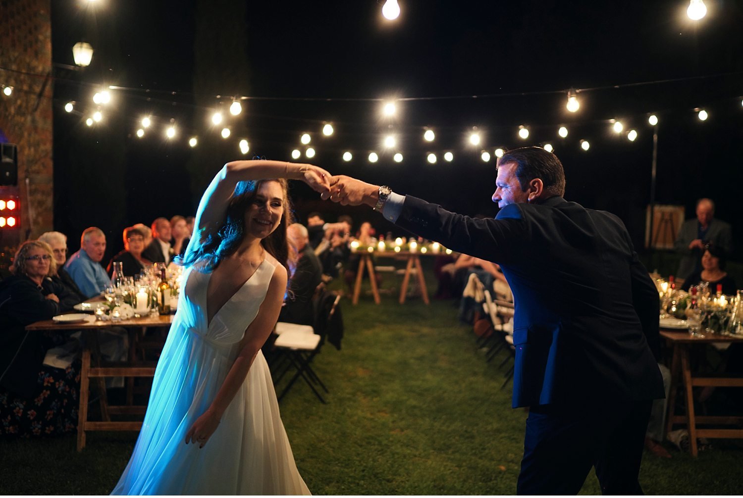  Elegante matrimonio in Toscana nel giardino di una villa Cini ad Arezzo - Immortalate il vostro giorno speciale con questa splendida foto di un matrimonio incantevole in una delle più belle ville toscane. La cerimonia nel giardino sottolinea l'atmos