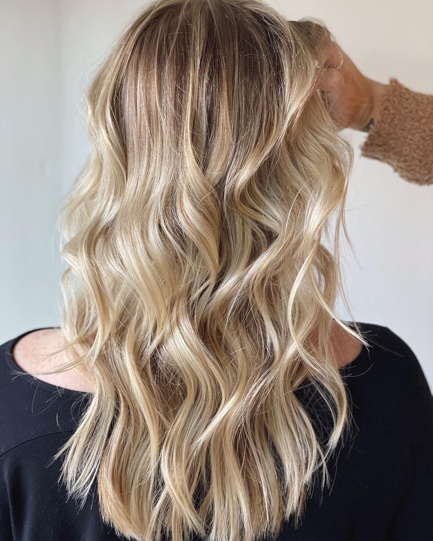 Beautifully blended balayage for the amazingly talented Connor. Check out her clay goodness @quipsandclay to see what we&rsquo;re talking about! 💫

Partial Balayage + Cut by Stylist Rachel @rachelw.thegoodhair.