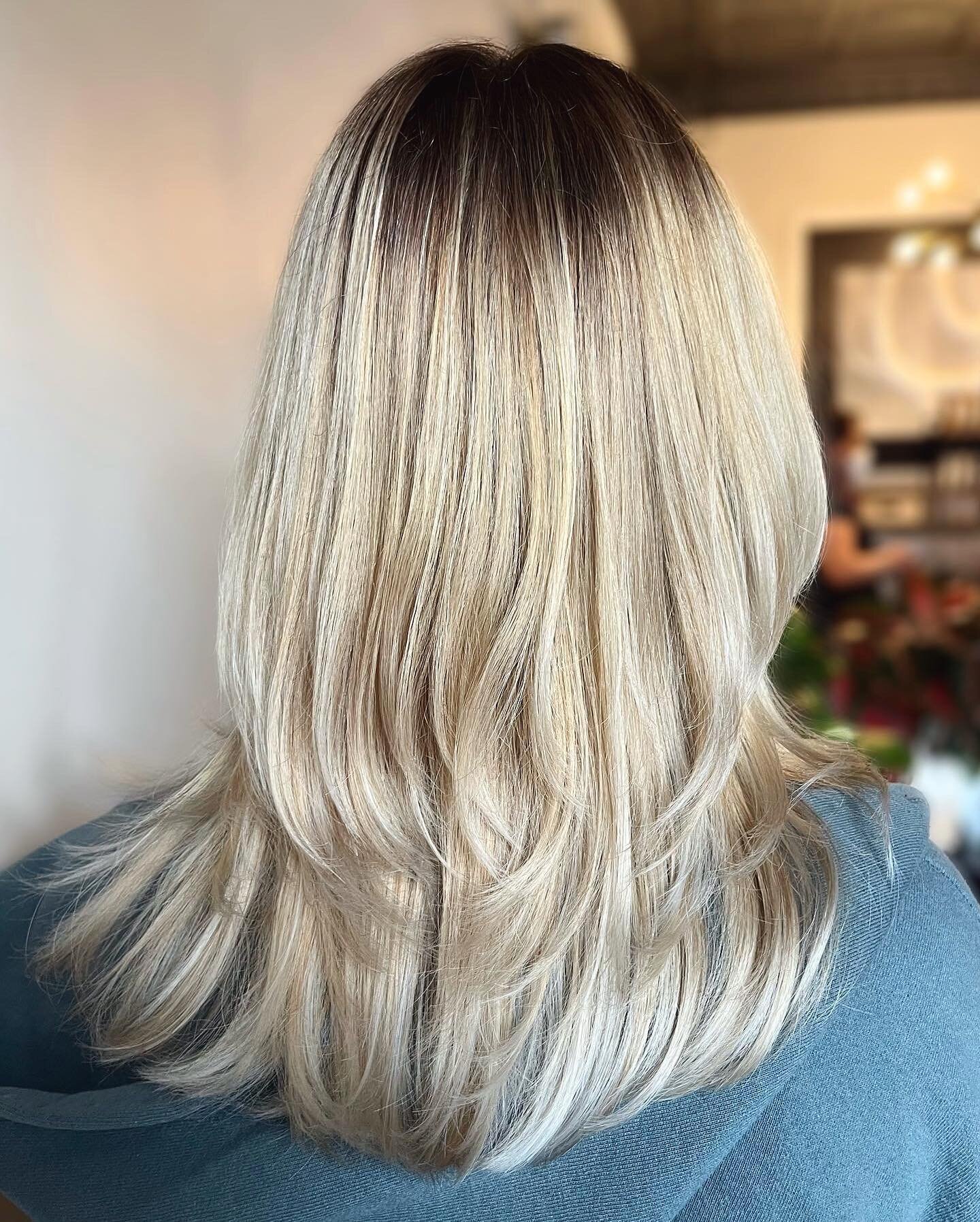 🌟CORRECTIVE BLONDING🌟This beautiful, bright dimensional blonde for Madeline is sure to turn heads! Swipe to see the before of the previous color she came in with. 💫

Color correction by Stylist @stranger.bangs using @goldwellus