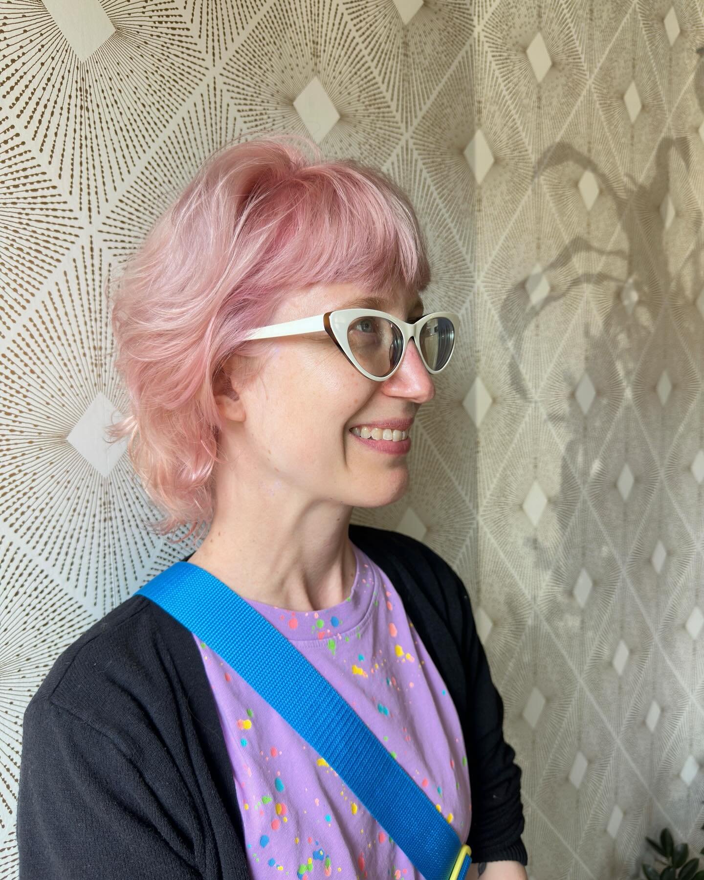 Peachy pink perfection 🍑💗 Kylee worked her magic with this double process blonde + pastel dream. -&gt;&gt; Swipe for a cute lil surprise ✌️ 

#rvasalon #rvastylist #peachy #pinkhairdontcare #pinkhair #peachyhair #pastelhaircolor #davinessalon #gold