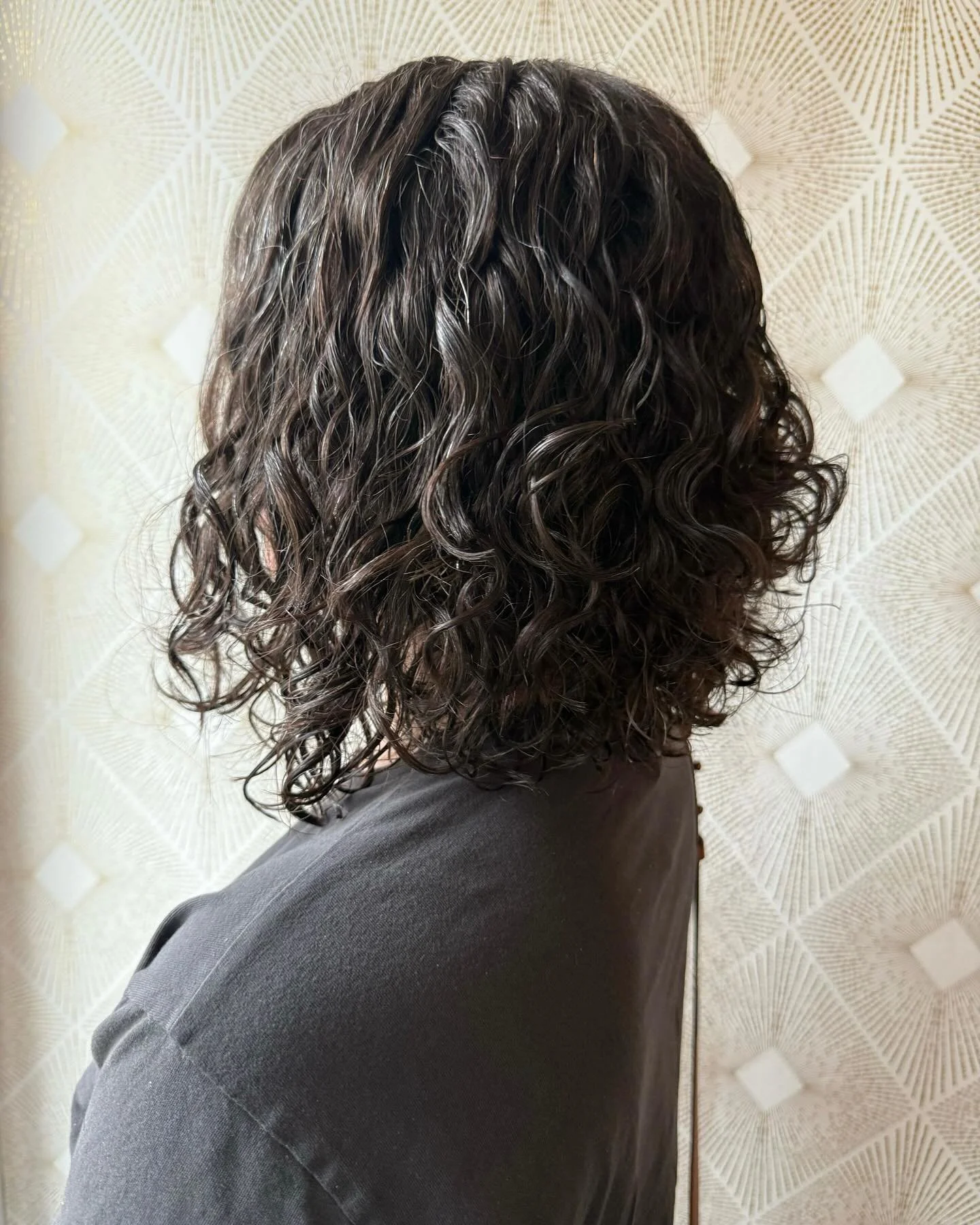 Olivia gave these curls a refreshing transformation! 🌀 @olivedoinhair 

#curlycut #beforeandafter #summerchop #chop #curlygirls #hairtransformatıon #summercut #curlyhaircare #rvasalon #rvahairstylist #richmondsalon