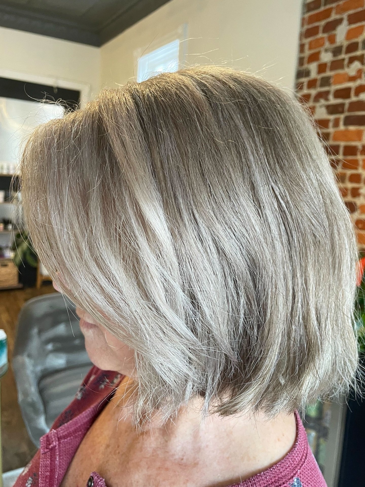 Lovely grey blend by Kandis! 🖤🩶🤍
We adore helping clients transition to their new look! Sometimes, a subtle blend is all you need to shine as your authentic self!

#greyblending #greyhairtransition #rvasalon #rvastylist