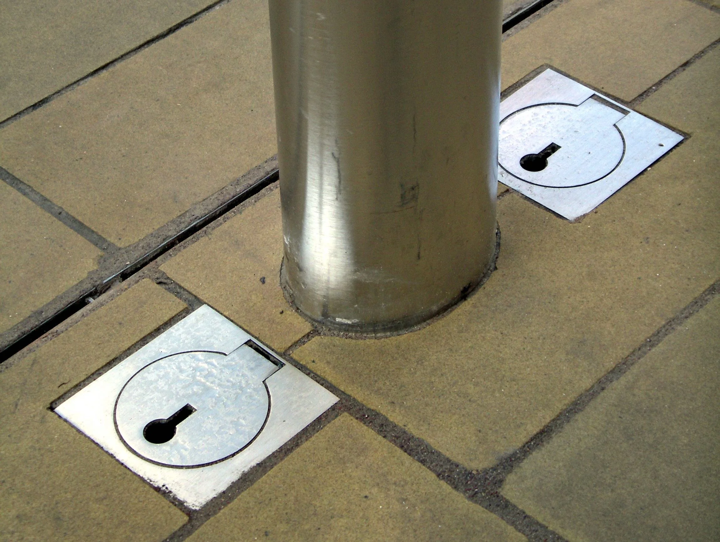 Broadmead bollard 11 copy.jpg