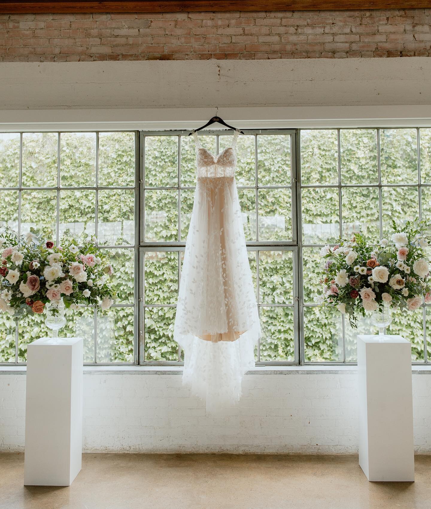 How gorgeous is Tori&rsquo;s dress? She was a vision!!
Photo: @madelinesheaphoto 
Planning: @lceventco 
Venue: @hickorystreetannex