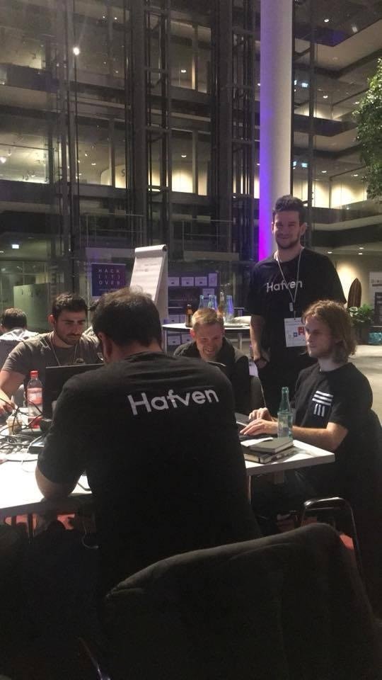 Das Team bei der obligatorischen Nachtschicht.