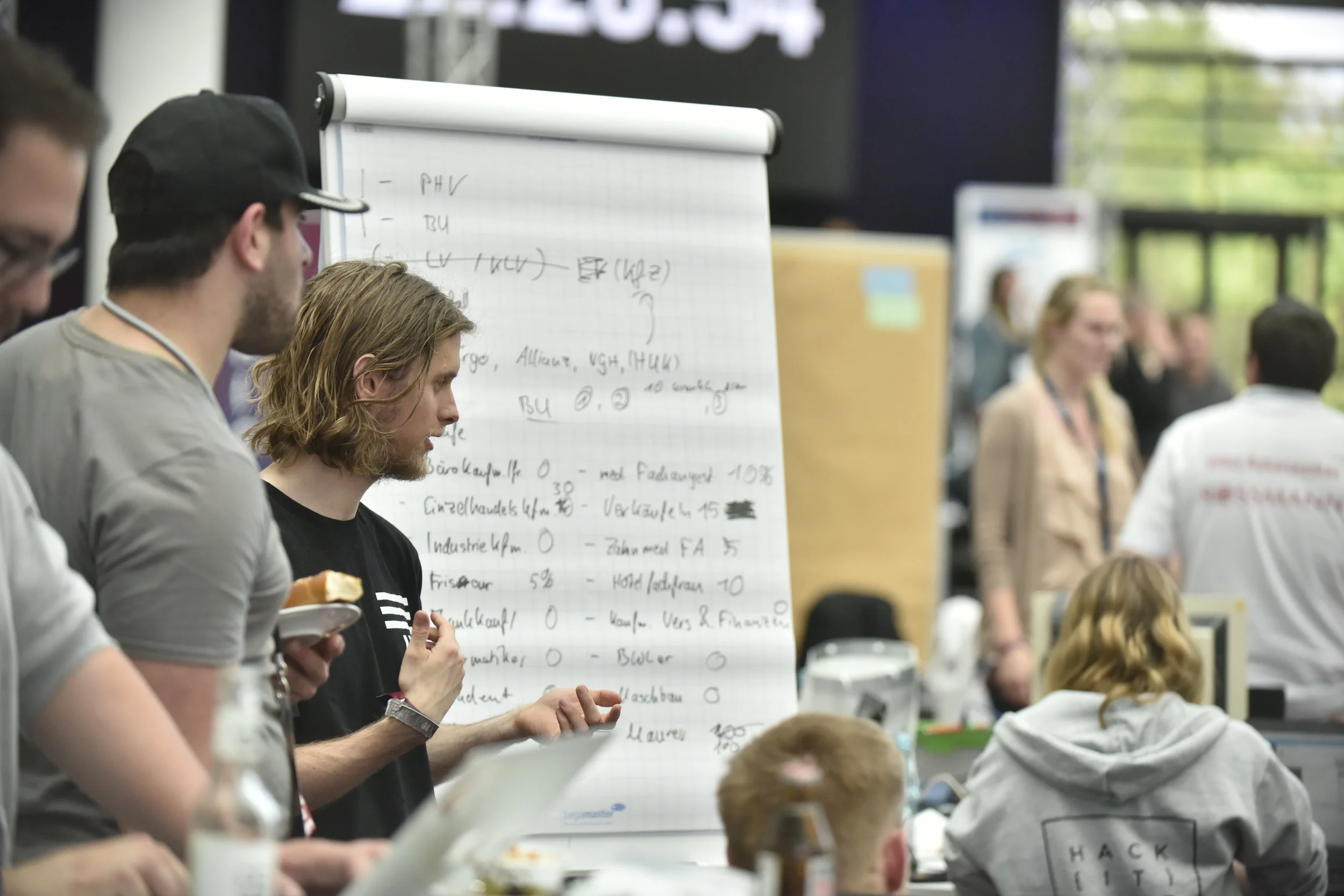 Kevin von Ignaris erklärt die Datenstruktur für ein Machine Learning Modell - Foto: www.scheffen.de
