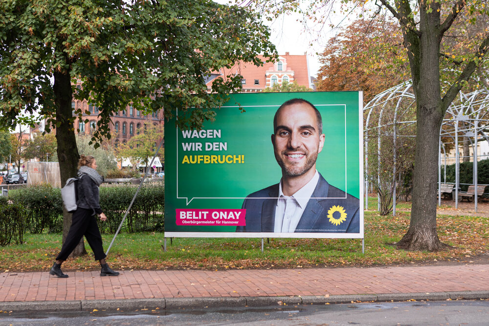 Hannover hat Belit Onay zum neuen Oberbürgermeister gewählt. Sascha und Hannes stellen dieses Mal die Entstehung seiner Plakatkampagne als Projekt vor.