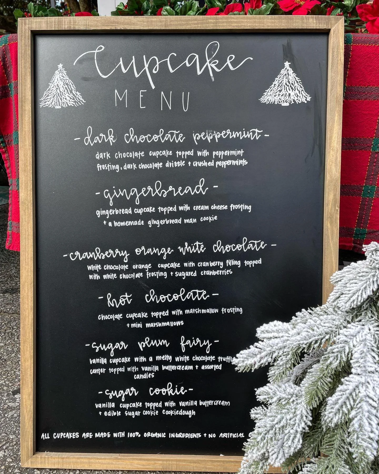 Cupcake menu! 🧁 #holidaymarket #farmersmarket #weekendbaking #bakedbyhannah #christmasbaking
