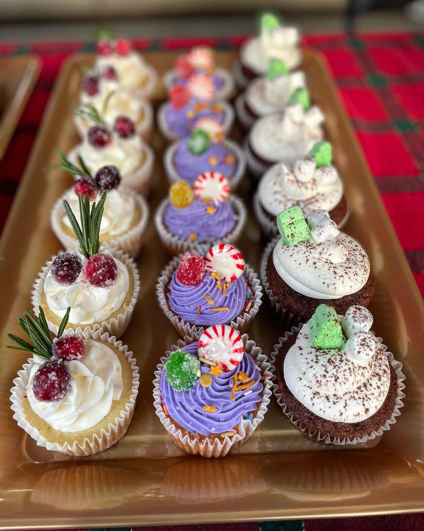 🎄 #holidaymarket #farmersmarket #weekendbaking #bakedbyhannah #christmasbaking white chocolate orange cranberry, sugar plum fairy, hot chocolate 🧁