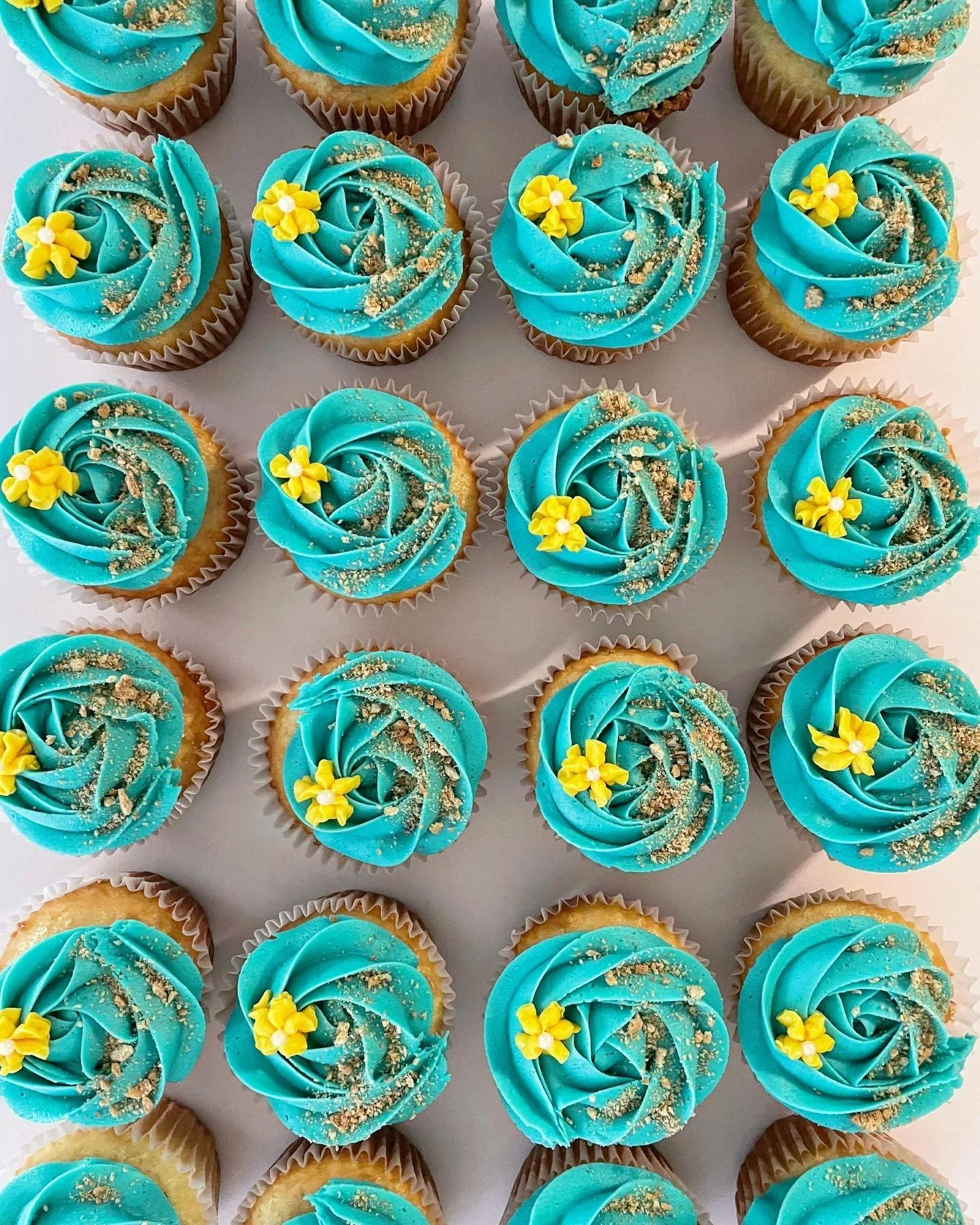 Gluten free vanilla cupcakes to start the weekend! 🌺 #birthdayparty #beachtheme #glutenfreecupcakes #charleston #charlestonwedding #weekend #bakingandpastry #bakedbyhannah