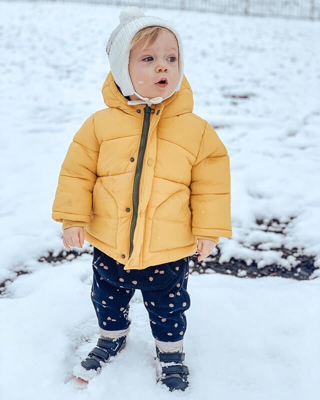 ❄️ SNOW DAY ❄️ This is Beckett&rsquo;s first time experiencing snow and it was magic until he touched it 😂 I love seeing these babies take in the simple things in life for the first time. ✨