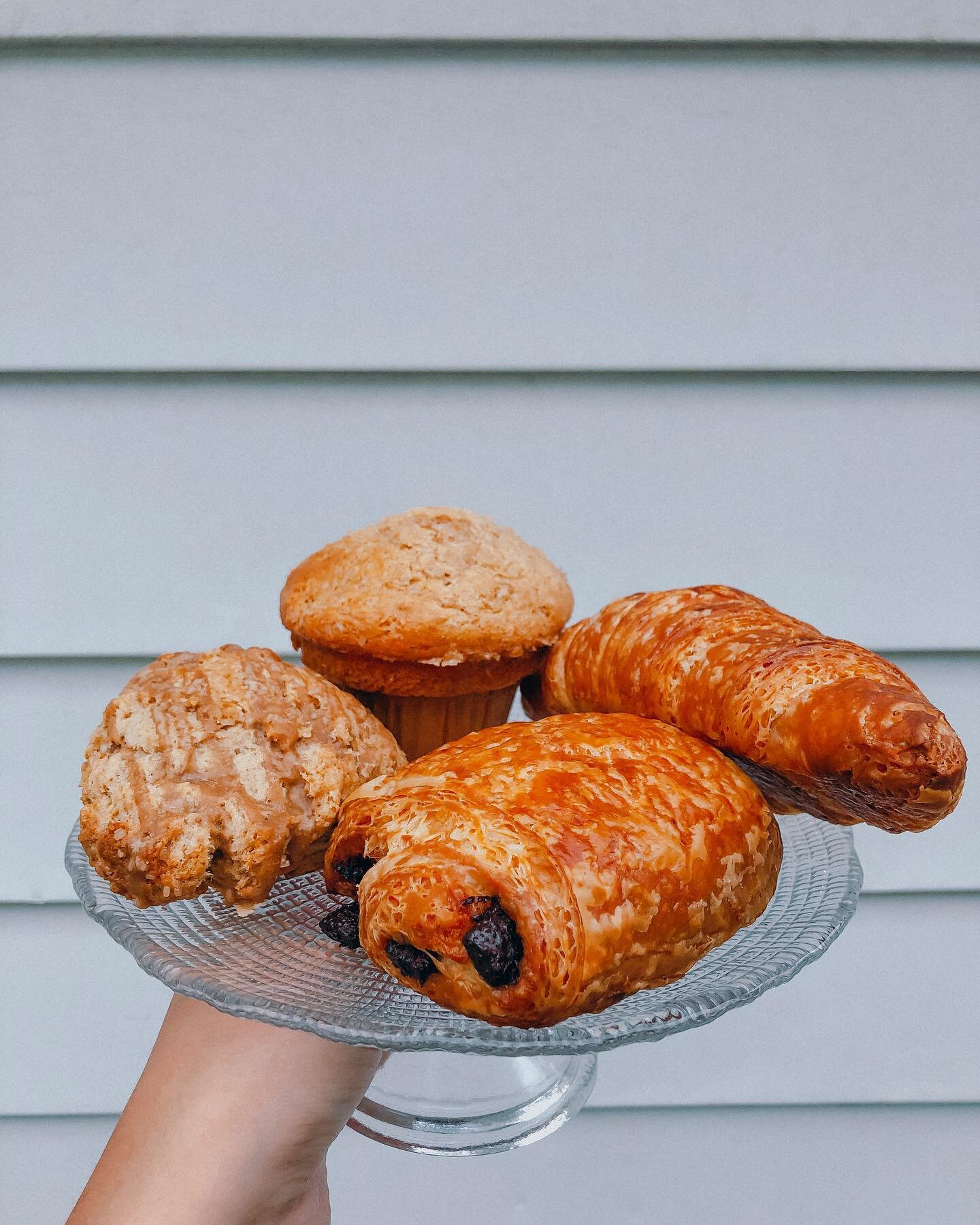 Some delicious treats to sweeten your Friday!

We&rsquo;re open until 5🥐🍪🧁

@ancaster_village