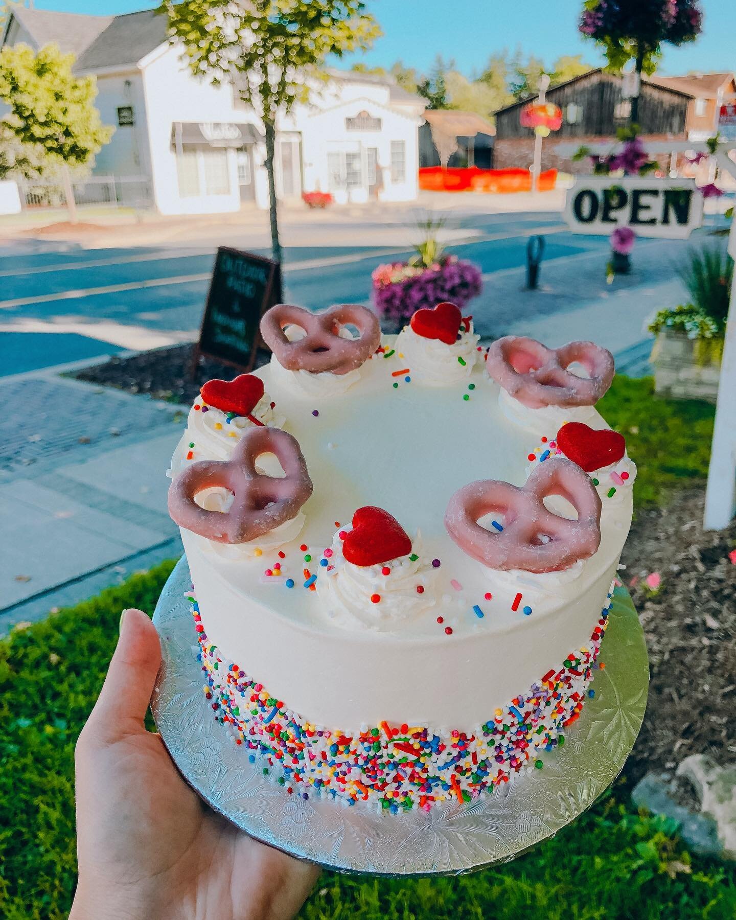 Happy Saturday!

We have a vanilla cake with strawberry filling 🍓
Bubblegum cupcakes 💗
Lemon blueberry cupcakes 🍋🫐

Come in before they&rsquo;re gone! Open until 2!

@ancaster_village