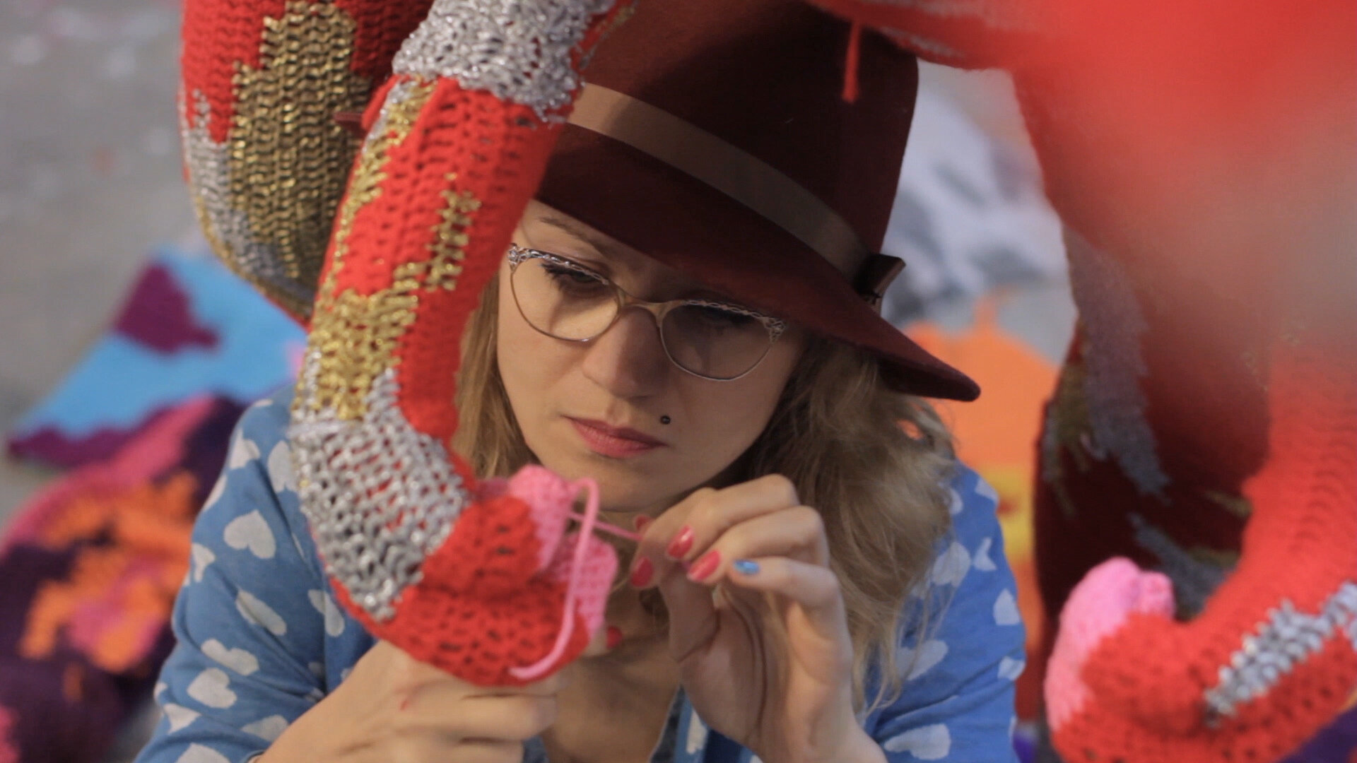 Olek Crochet's a Dinosaur (Mini - Doc)