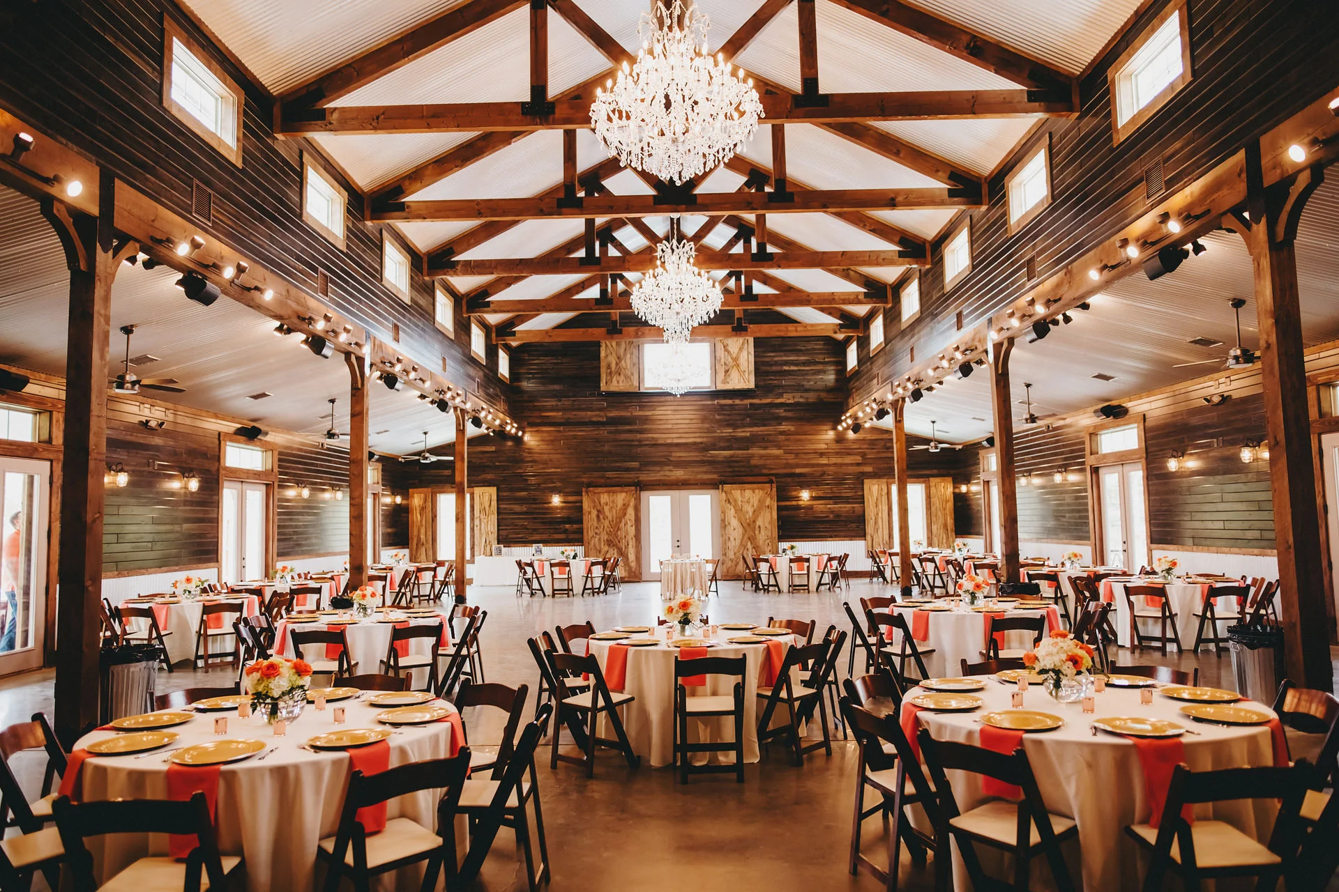These table settings were simple but gorgeous with accents of peach (our favorite) and gold!
