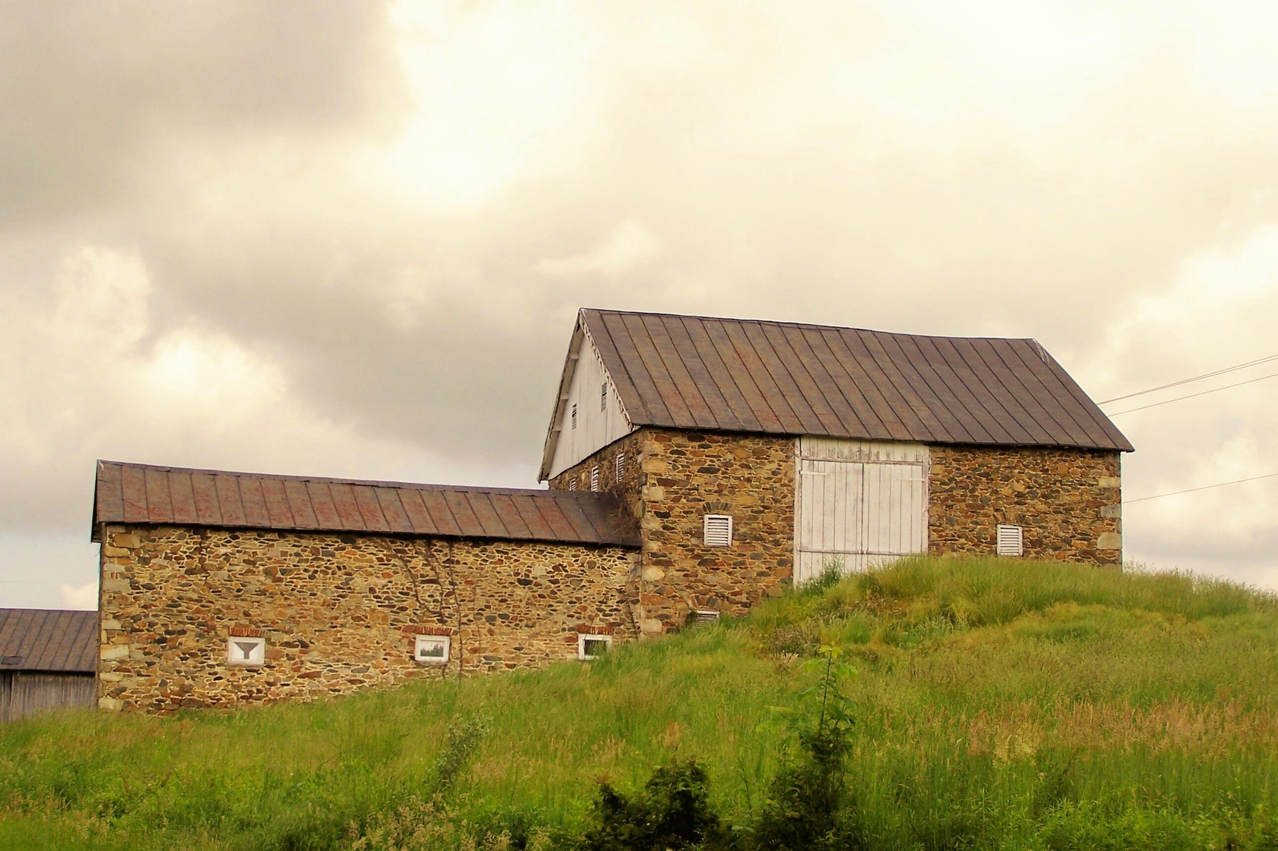  Stone bank barn near Hamilton, Loudoun County. 