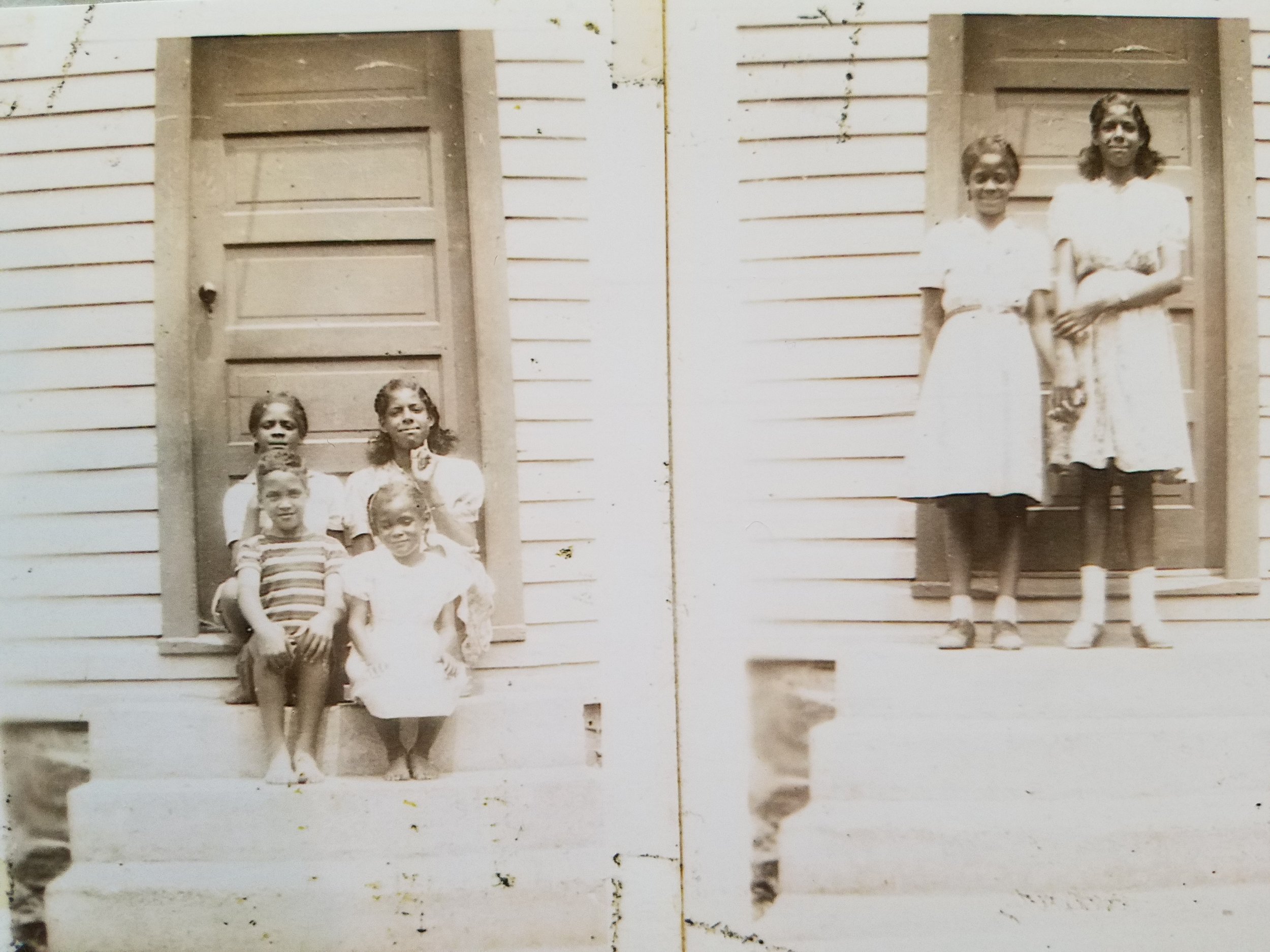  Children pose in front of the Schoolhouse, including Anne Brooks Lee, Julia Francis Brooks Ross, Robert Eugene Brooks, and Bertha Brooks Gaskins 