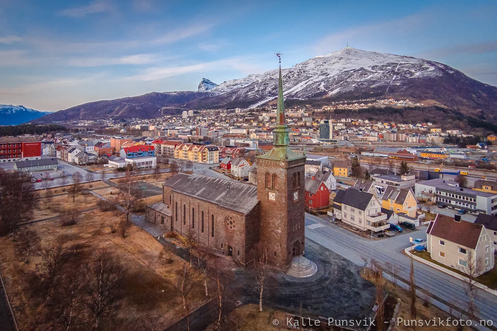 Narvik Kirke sett fra luften. Bilde tatt i mai 2014.