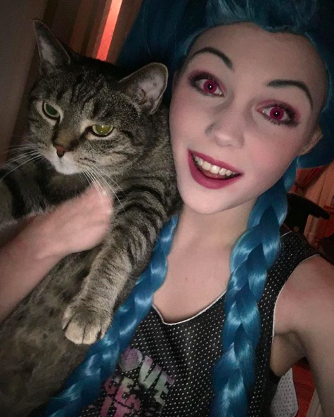Dynamic Duchess as Jinx holding Cat.png