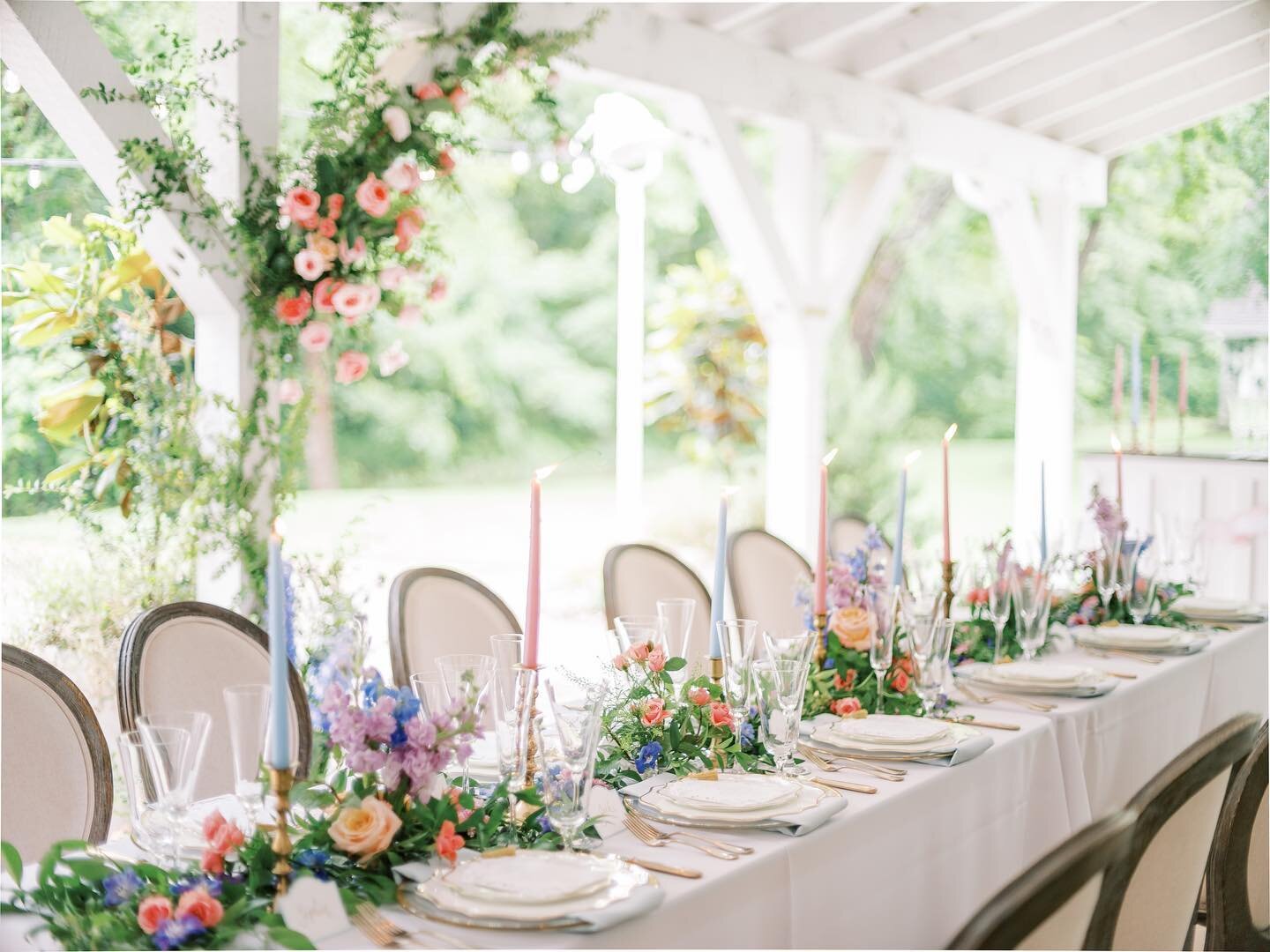 Spring, I see you!!! I&rsquo;m getting excited for all the spring flowers and weddings!!! 🤗 #bridesofok #oklahomawedding #beinspired #springwedding #weddingreception #alfresco @harpermaeevents @spainranch @lavintageok @partyperfectok @watertowheatca