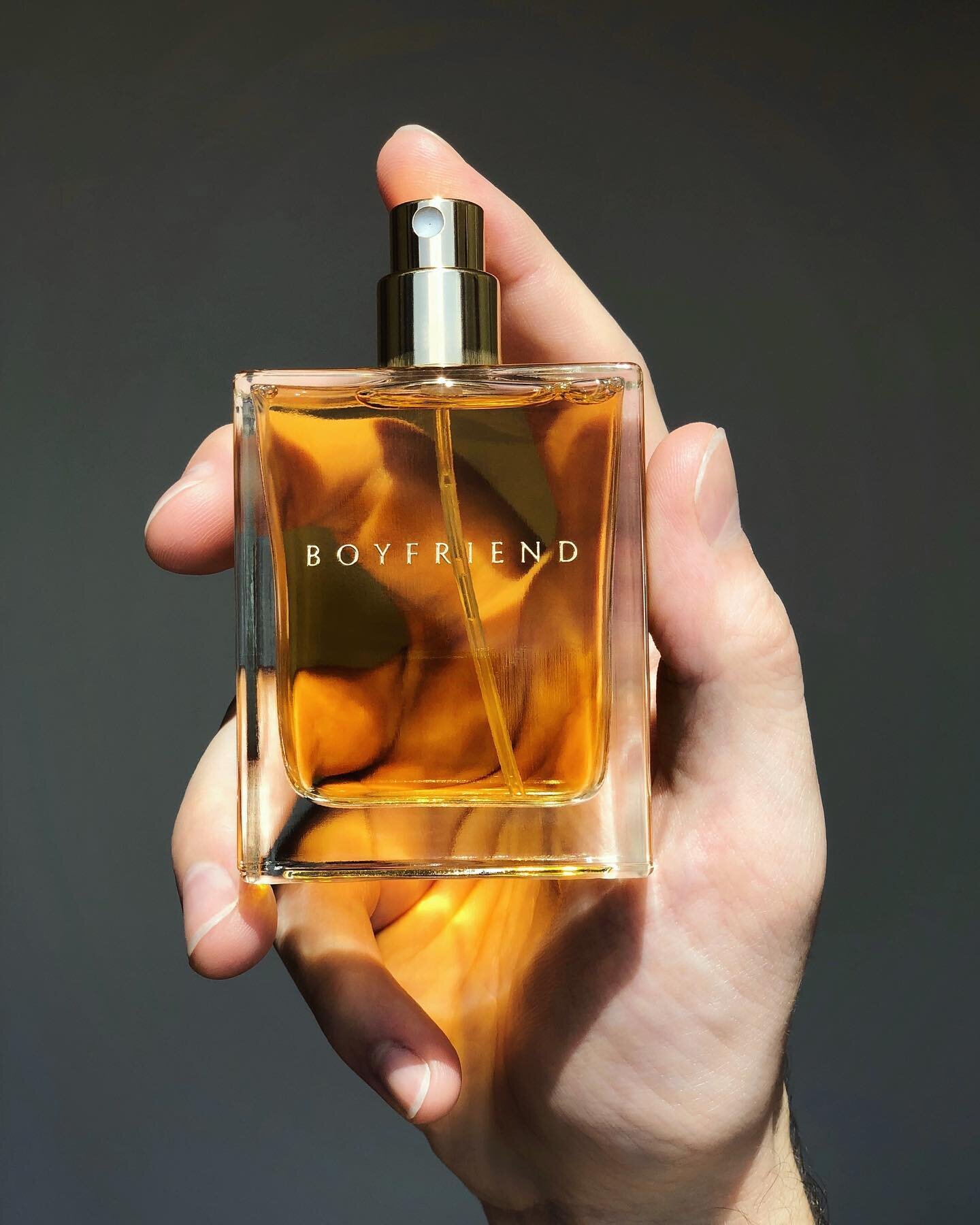 If you have not tried the new clean beauty fragrance by @KateWalsh yet, you are missing out. @BoyfriendPerfume has an alluringly sweet, spicy, woodsy, and warm olfactory profile that smells incredibly refined + unique on anyone who wears it - regardl