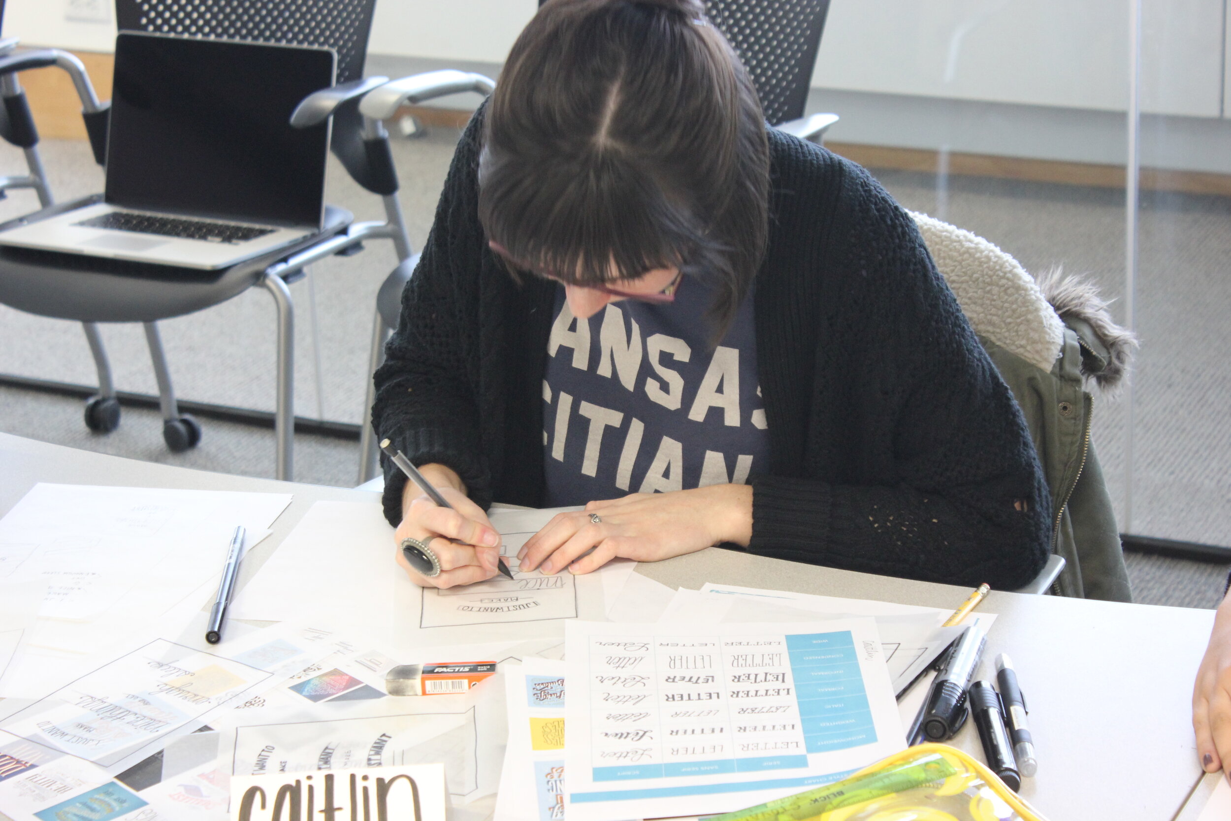 caitlin stovall working on her lettering piece at the spring 2018 workshop with livy long.