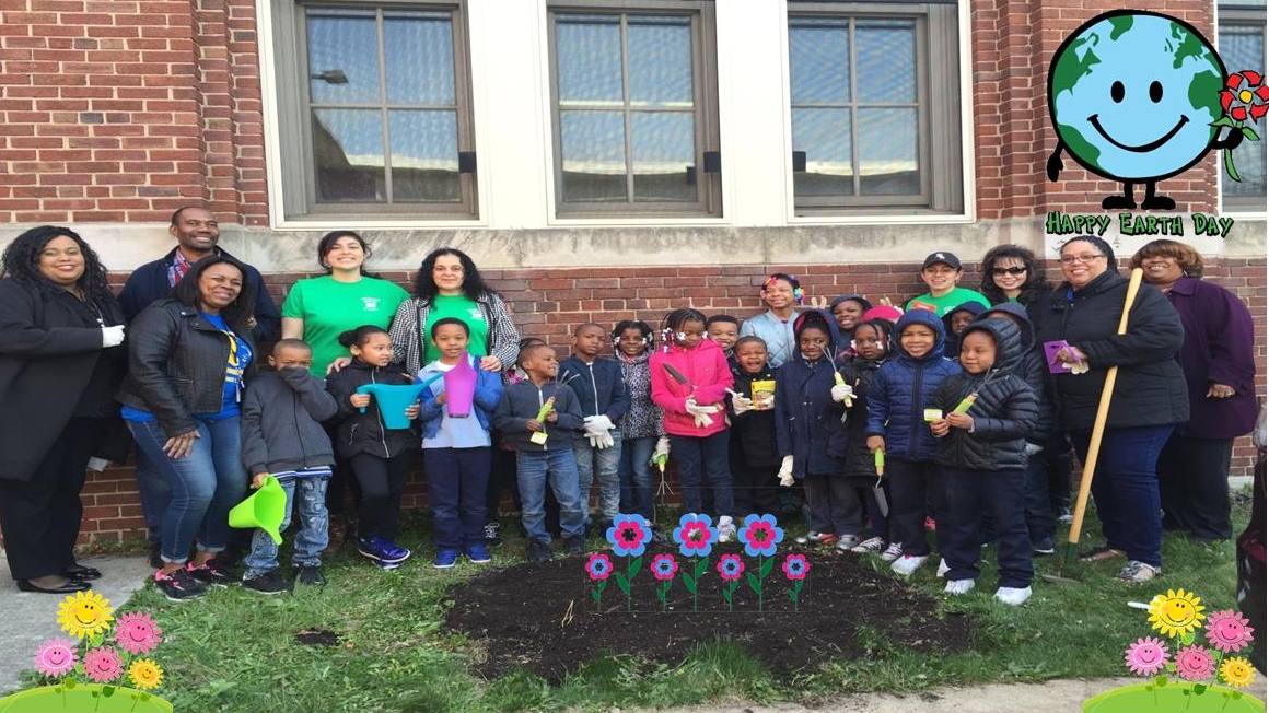 George Manierre Elementary students, faculty and Holiday Inn Mart Plaza Volunteers