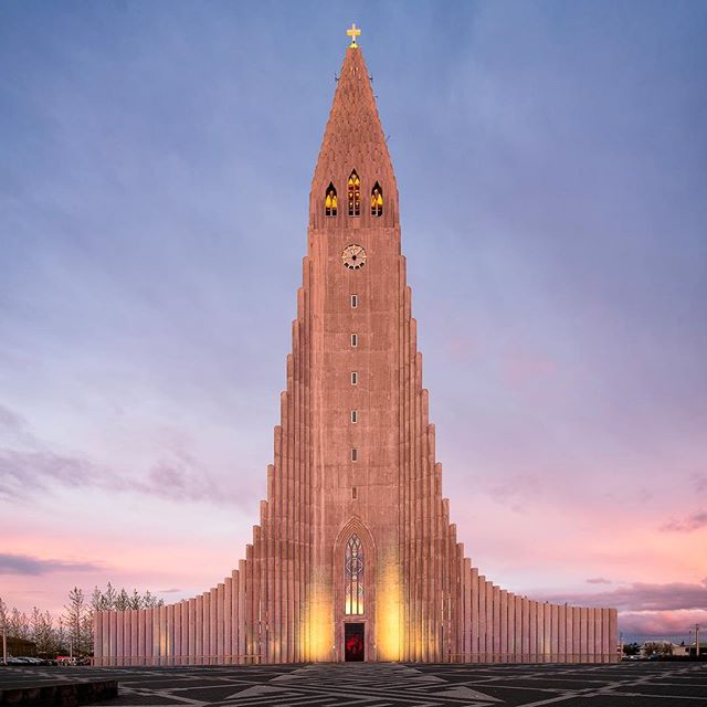 Hallgrimskirkja, Lutheran church located in downtown Reykjavik, Iceland. It is almost 75 meters tall. The shape of the church emulates the basalt columns that are easily found all around Iceland.
#sunset_madness #sunset_visions #nikond850 #guidetoice