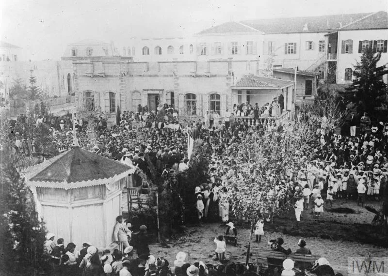 חגיגה בשדרות רוטשילד עם החזרת ספרי התורה לתל אביב