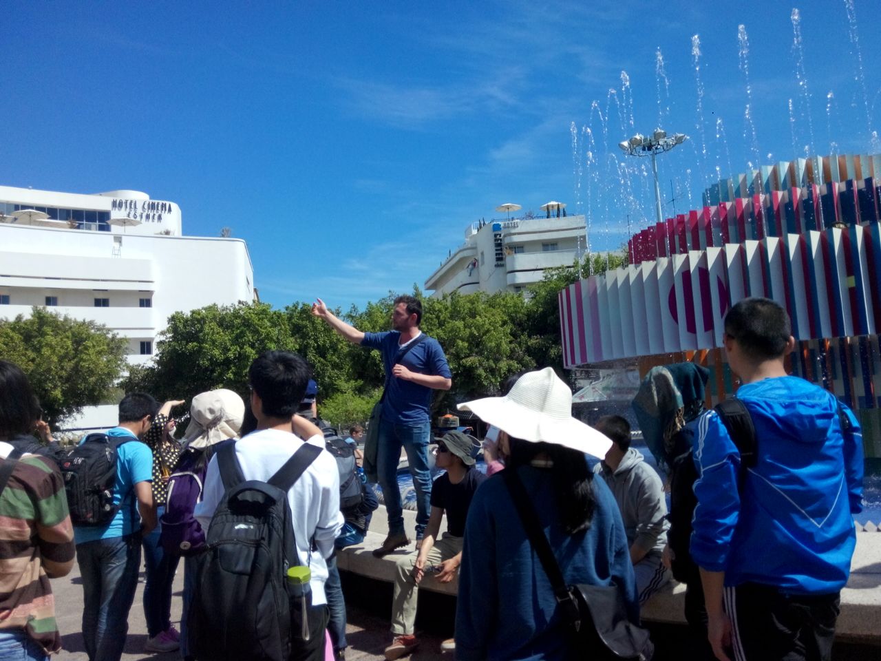 תומר שלוש מדריך קבוצת סטודנטים מסין בסיור בתל אביב