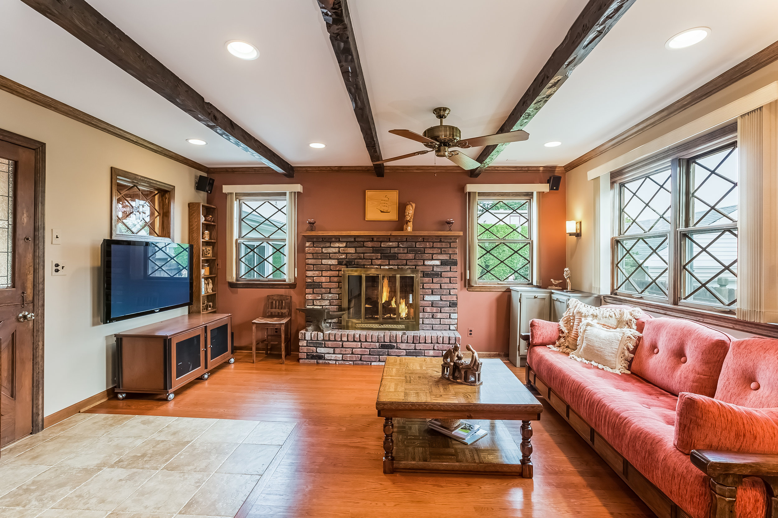023-Family_Room-4932651-large.jpg