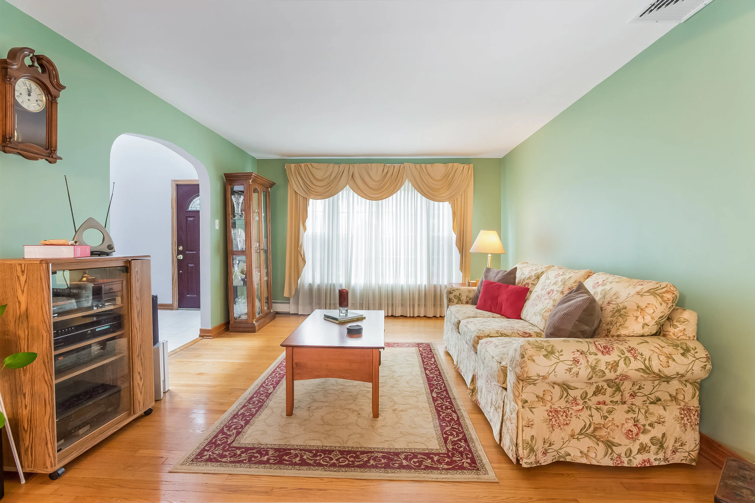 007-Living_Room-5002878-large.jpg