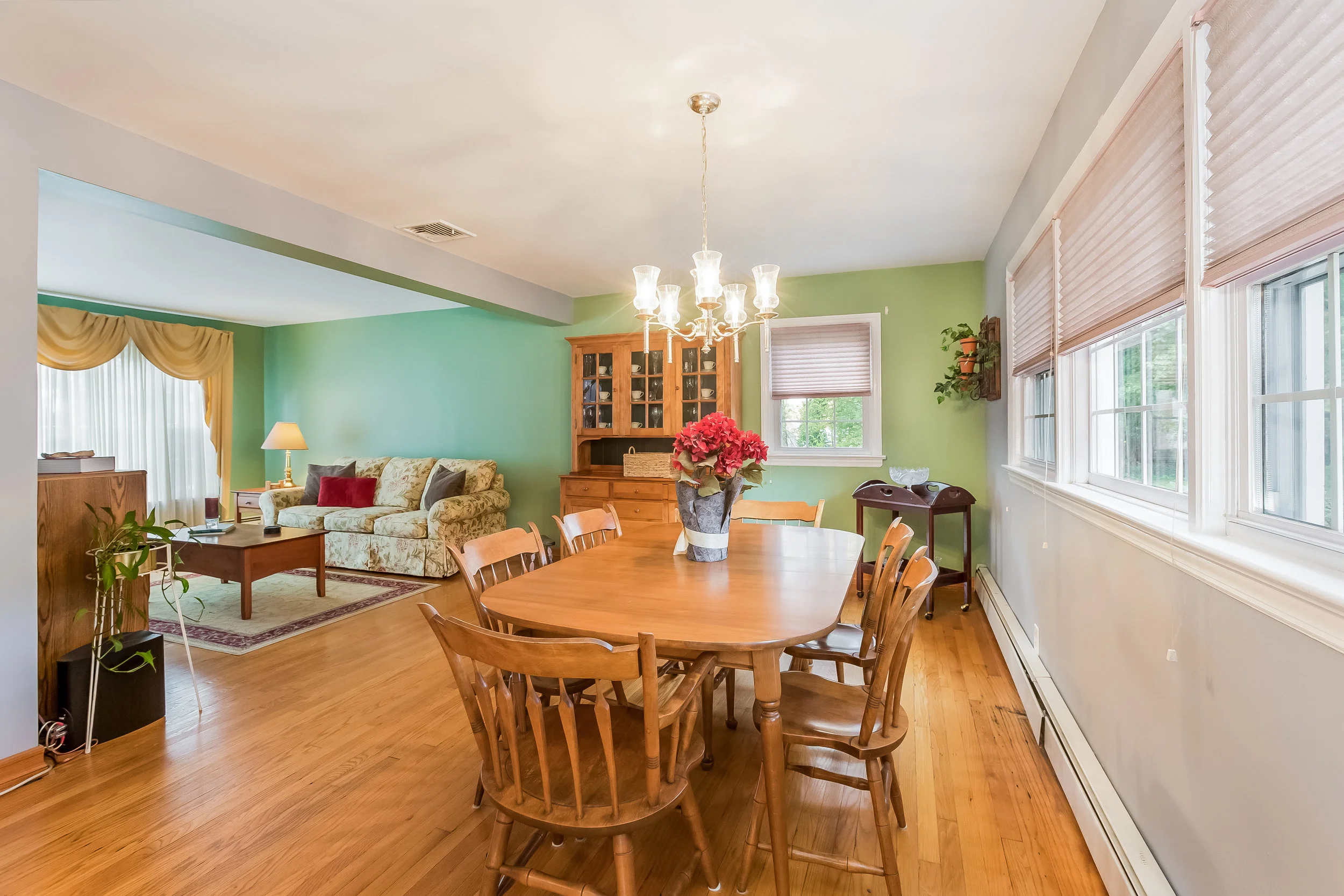 011-Dining_Room-5002146-large.jpg