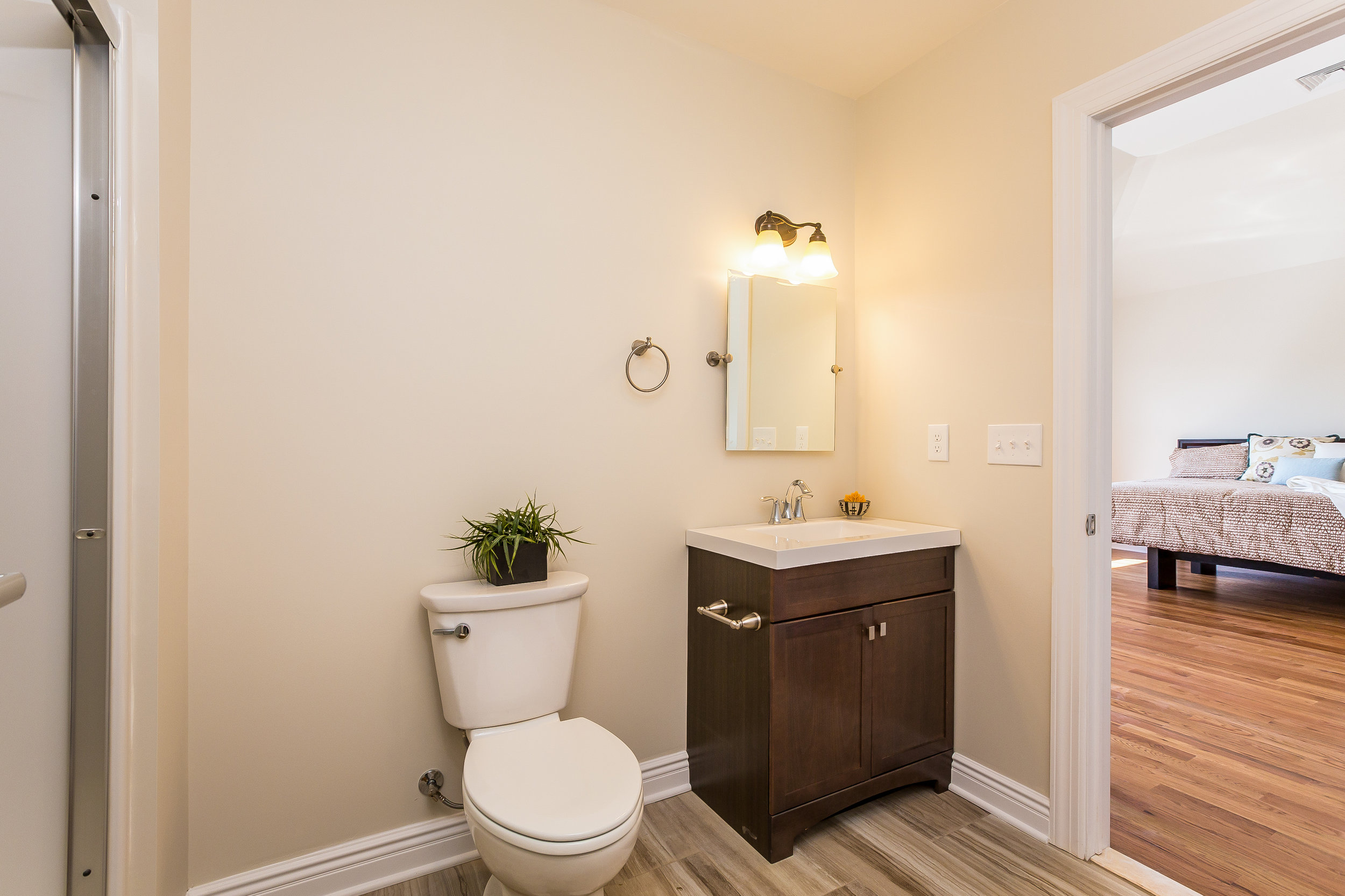 048-Master_Bathroom-3992668-large.jpg