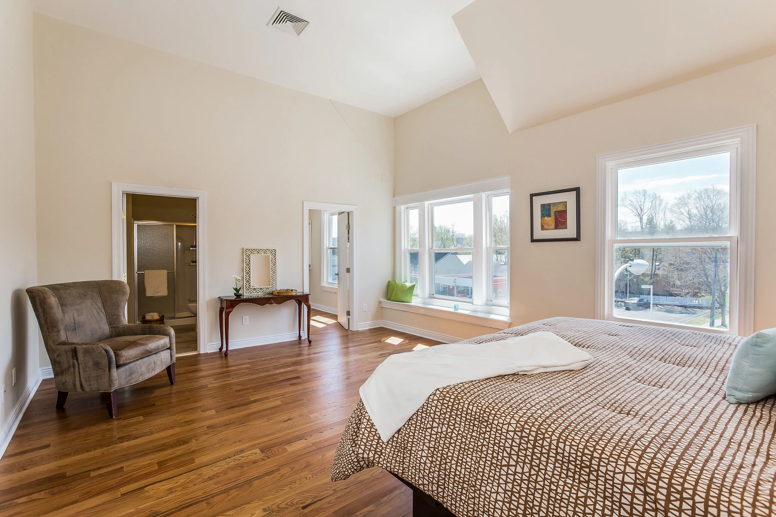 041-Master_Bedroom-3992645-large.jpg