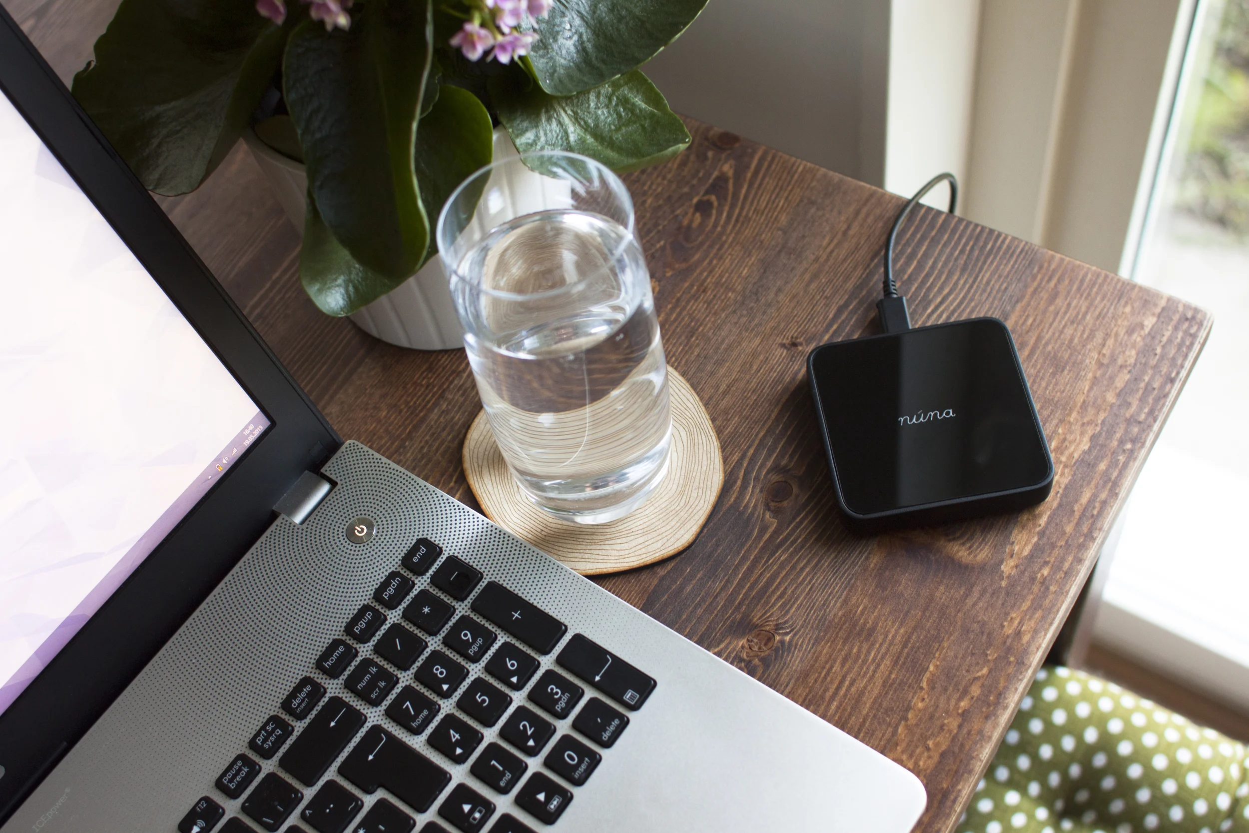 Qi-dock_next to computer_1.jpg