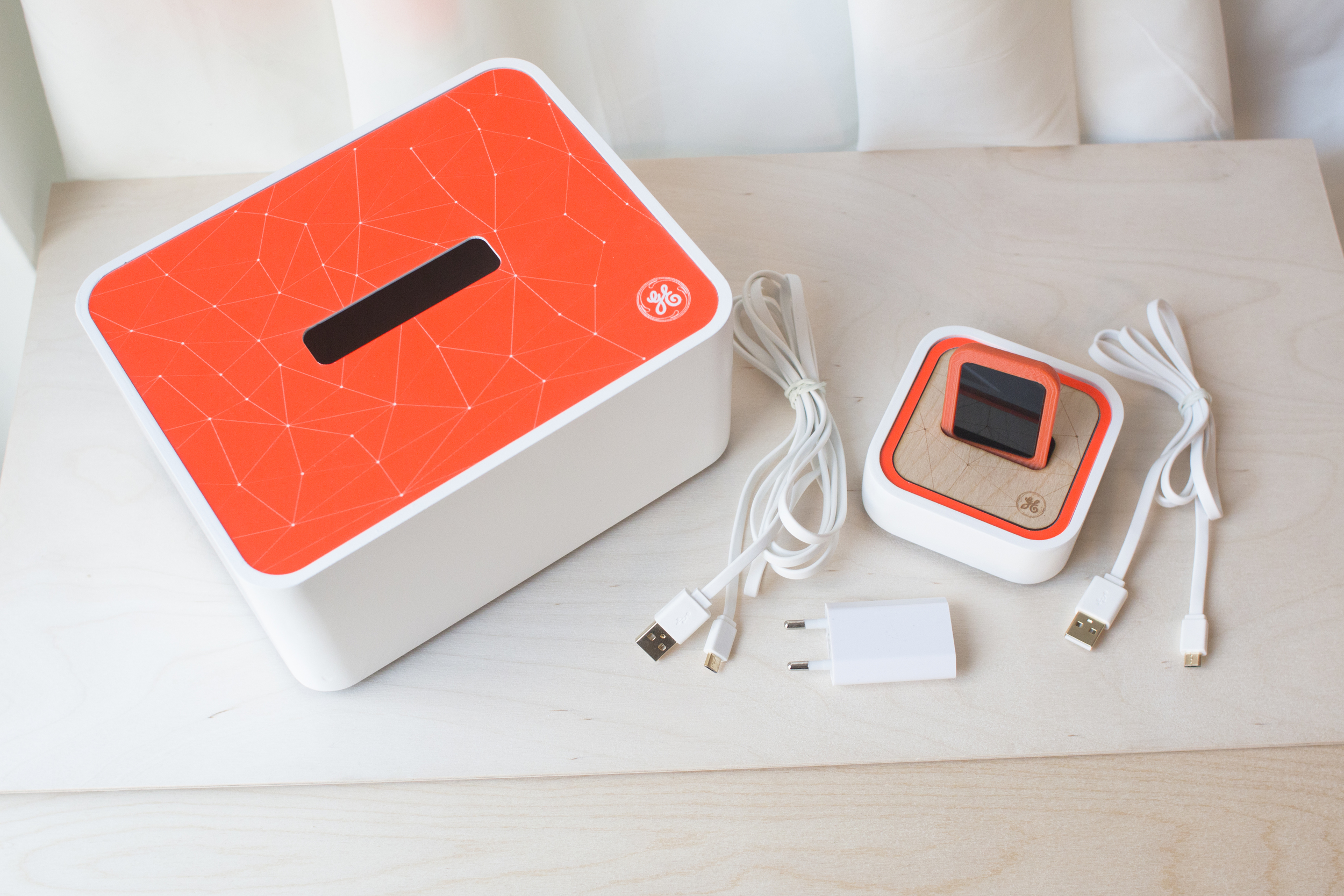 Dock + tracker + teaxher box_GE Healthcare_1.jpg