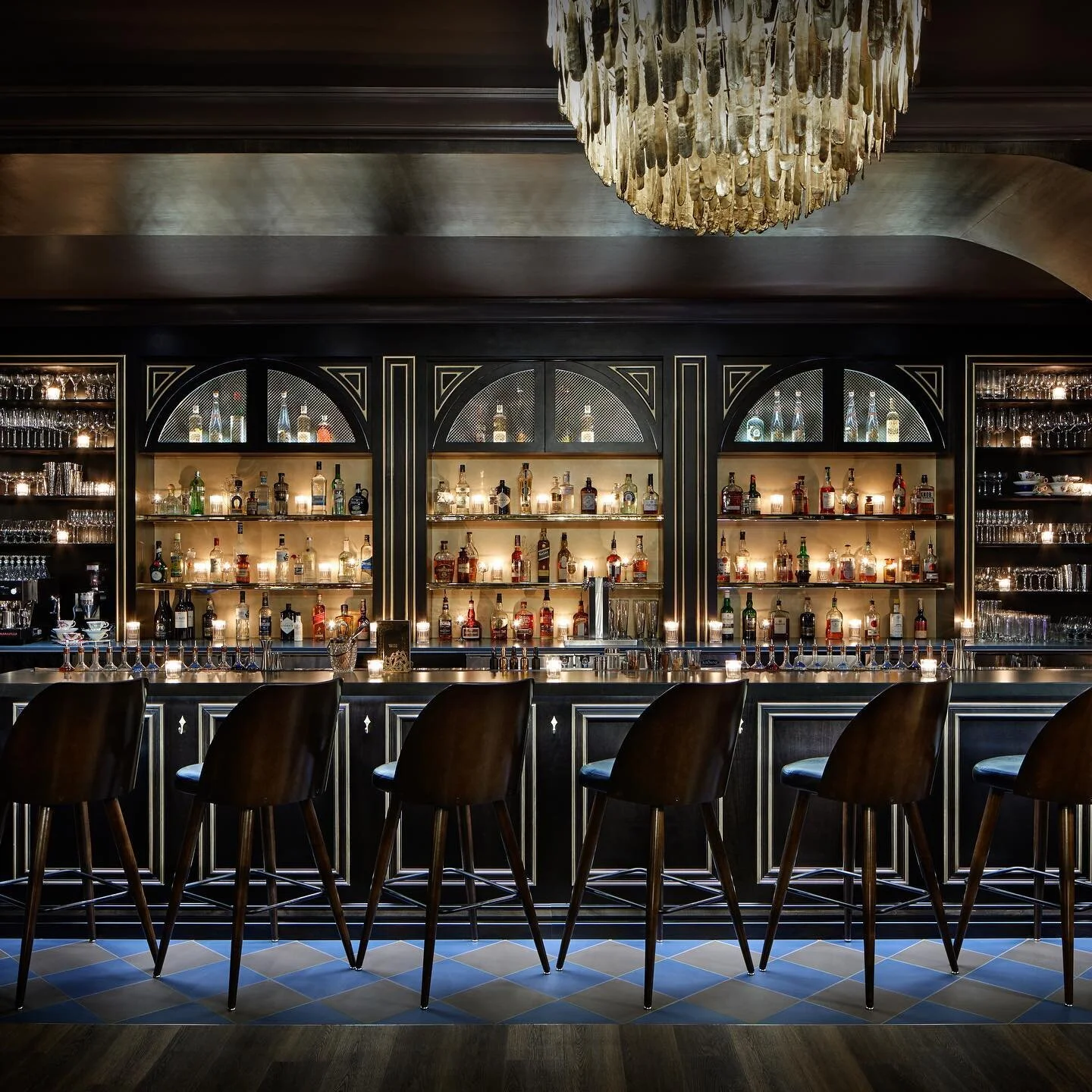 Love the glow at this friendly bar @thickasthievesboise // #idahococktails #boiseinteriordesigner #downtownboise #boisecocktails #pepperdesignco #yourfriendlyneighborhoodbar #pnwinteriordesign #calledtobecreative #interiorlight #boiseinteriordesign