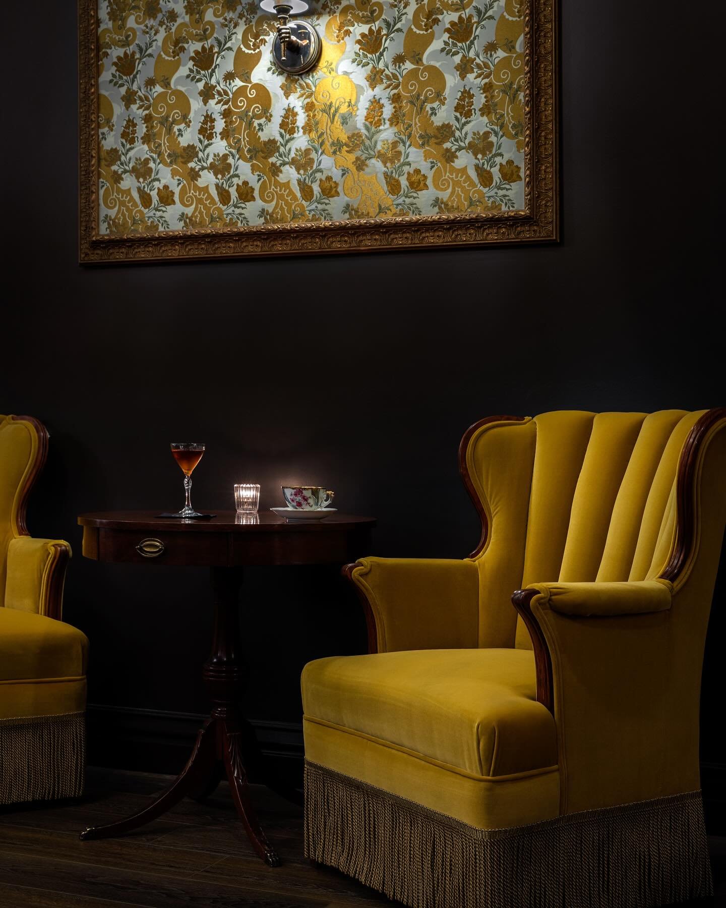 Who&rsquo;s spending Halloween in the darkest bar, with the best cocktails? @thickasthievesboise 
.
#halloweenboise #boiseidaho #downtownboise #thickasthieves #pepperdesignco #boiseinteriordesign #boiseinteriordesigner #eagleidaho #bestbarsinboise