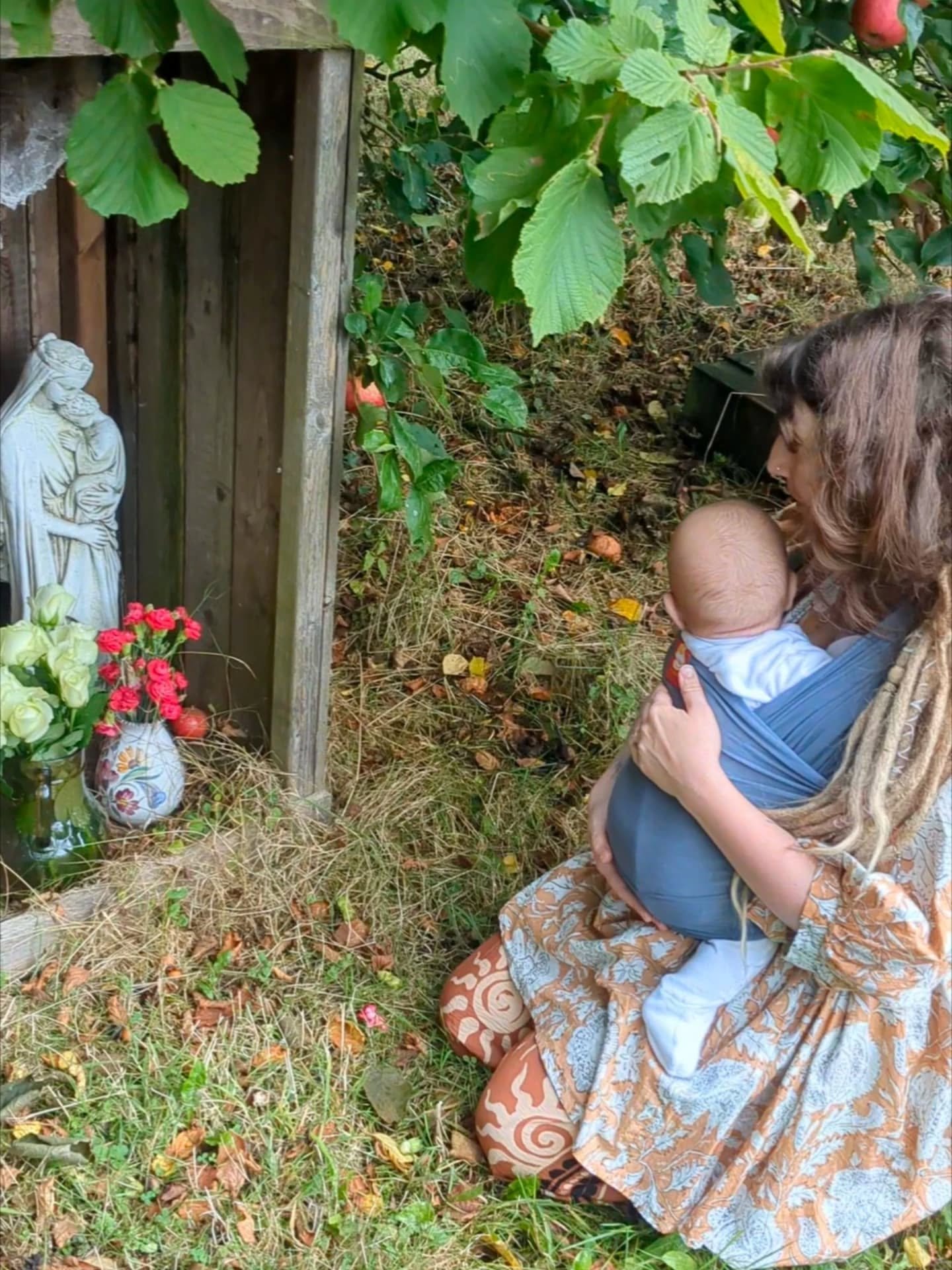 A day of cacao, tarot and devotional offerings ❤️ 

The most soul nourishing visit from @forestforthefeminine. 

Jess has been beautifully holding space for me from afar through her own devotions and we finally were able to be together today. 

It ha